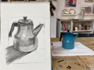 Dibujo y sombreado de una cafetera al carboncillo